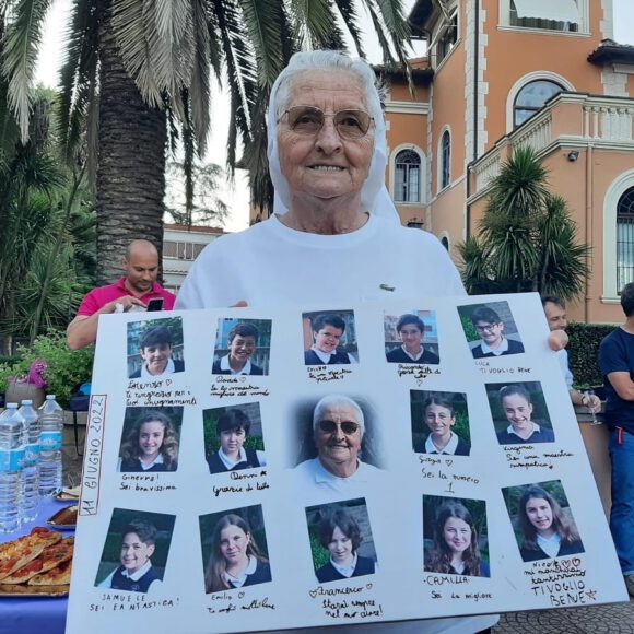 E4052420-D7CD-4C49-AC57-832850CDAE18 IL SALUTO DI SUOR LIDIA E DEI BAMBINI DI V